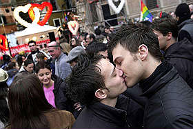 Destra battuta a Strasburgo sui matrimoni gay - coppia bacio - Gay.it Archivio