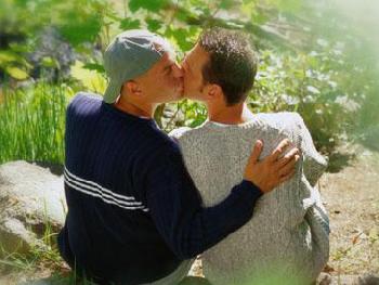 Stalking, processo a una coppia gay - coppia gay bacio - Gay.it Archivio
