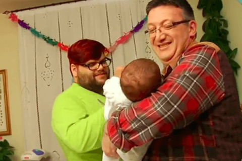 Patric, Mirko e i loro tre figli: storia di una comune famiglia. VIDEO - coppia gay invasioni - Gay.it Archivio