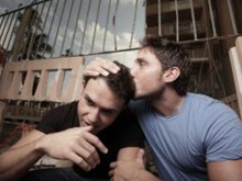 Roma, denunciati due gay per atti osceni: "Ci baciavamo" - coppia gay mutuaBASE 1 - Gay.it Archivio