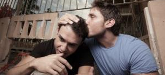 Aggredita coppia a Sassari. Ma il questore minimizza - coppia gay mutuaHOME - Gay.it Archivio