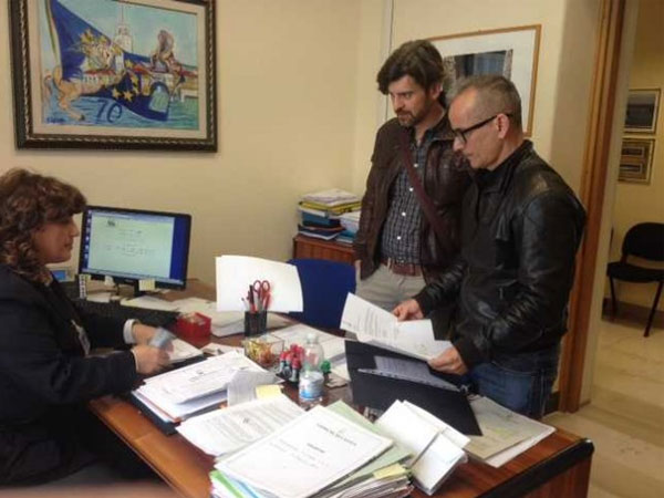 Latina fa marcia indietro: niente trascrizione dei matrimoni gay - coppia latina - Gay.it Archivio