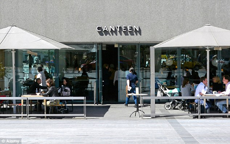 "Smettetela di baciarvi: è un ristorante per famiglie!" - coppia lesbica londra1 - Gay.it Archivio