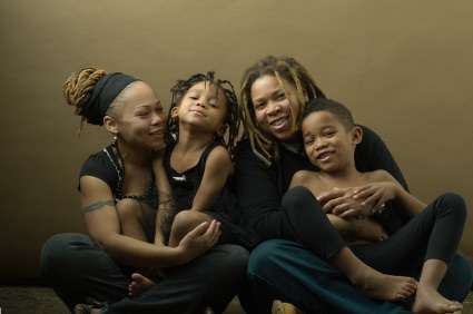 Ricerca, abusi nelle famiglie lesbo: 0 percento - coppia lesbo abusiF1 - Gay.it Archivio