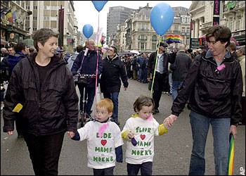 Corte Europea: no a due donne francesi e alla loro figlia - coppia lesbo franceseF2 - Gay.it Archivio