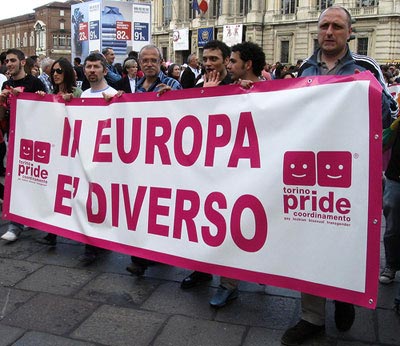 Omofobia: coppia aggredita a Napoli, ancora violenza a Roma - coppia napoliF2 - Gay.it Archivio