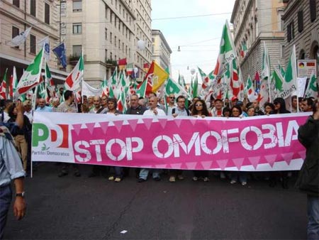 Omofobia: coppia aggredita a Napoli, ancora violenza a Roma - coppia napoliF3 - Gay.it Archivio