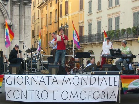 Omofobia: coppia aggredita a Napoli, ancora violenza a Roma - coppia napoliF4 - Gay.it Archivio