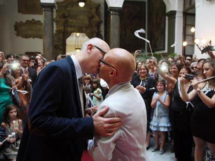 Coppia gay ottiene il congedo matrimoniale dalla municipalizzata - coppia palermo - Gay.it Archivio