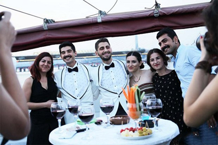 Ekin Keser e Emrullah Tuzun nel giorno del matrimonio