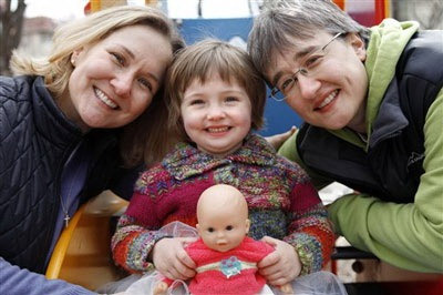 Londra, coppie lesbo: stessi diritti degli etero sui figli - coppie lesboUKF1 - Gay.it Archivio