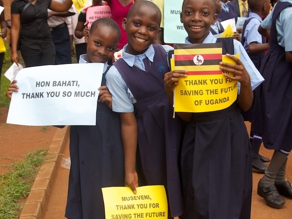 Costretta a scappare, nuda, ora teme per la vita della sua compagna - corteo uganda - Gay.it Archivio