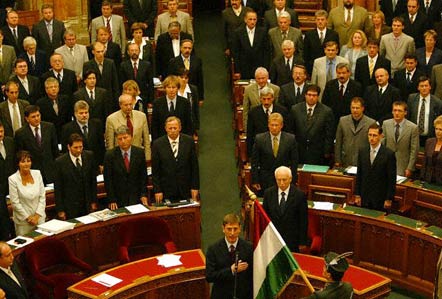 No alle nozze gay nella nuova costituzione ungherese - costituzione unghereseF3 - Gay.it Archivio