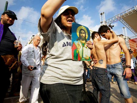 La nuova costituzione ungherese, contro coppie gay e diritti - costituzione ungherese BASE - Gay.it Archivio