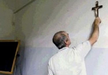 Perché pensiamo che il crocefisso a scuola sia inopportuno - crocefissoscuoleF2 - Gay.it Archivio