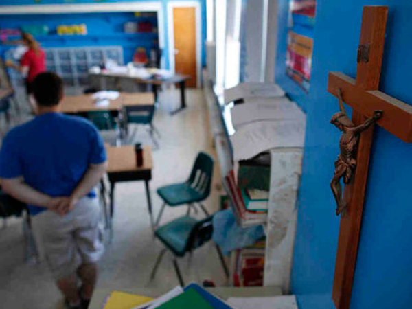 Padova: Il parroco chiude la materna e apre la "scuola anti-gender" - crocifisso scuola - Gay.it Archivio