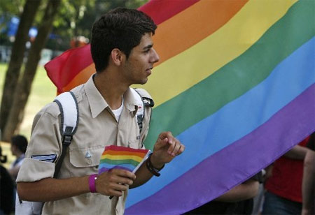 Il sottosegretario: "Gay militari, fate coming out" - crosetto militari gayF1 - Gay.it Archivio
