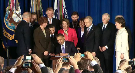 Obama firma: cade il divieto di coming out - dadtobamaF2 - Gay.it Archivio