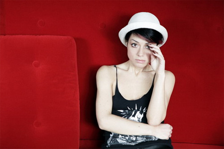 Dolcenera sul palco con la Miss Gaya 2011 - dolcenera mamaF1 - Gay.it Archivio