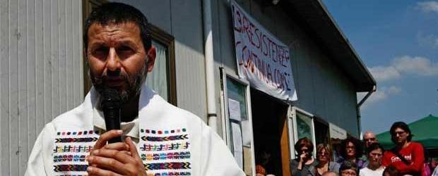 Don Santoro: "Battezzo figli dei gay: bimbi come gli altri" - don santoro battesimoF2 - Gay.it Archivio