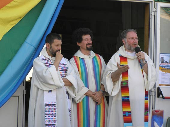 Don Santoro: "Battezzo figli dei gay: bimbi come gli altri" - don santoro battesimoF3 - Gay.it Archivio