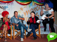 La consegna del "Premio personaggio gay" a Don Andrea Gallo - dongallopersonaggiovideoBASE - Gay.it Archivio