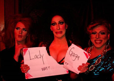 Tre drag queen contro Lady Gaga: "Offensiva e arrogante" - drag contro gagaBASE - Gay.it Archivio
