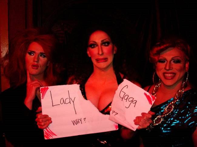Tre drag queen contro Lady Gaga: "Offensiva e arrogante" - drag contro gagaF1 - Gay.it Archivio