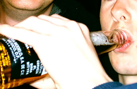 Sesso non protetto e alcol sono connessi: studio conferma - drinkhivF2 - Gay.it Archivio