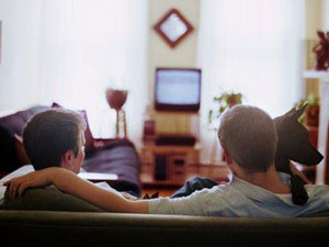 Regione Lazio: 1,5 milioni alle coppie di fatto - due televisore 1 - Gay.it Archivio