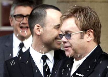 Lotta all’AIDS: Elton John apre il guardaroba - elton david02 1 - Gay.it Archivio