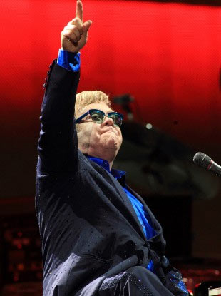 Elton John inveisce contro Putin durante il concerto di Mosca - elton john mosca1 - Gay.it Archivio