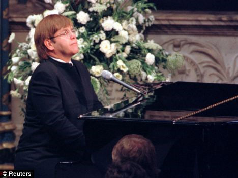 Elton John e David Furnish invitati alle nozze del principe - elton nozze williamF1 - Gay.it Archivio