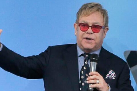La telefonata tra Elton John e Putin?! Tutto uno scherzo - eltonjohnputintelfinta 1 - Gay.it Archivio