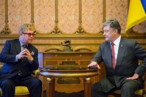 Elton John: "Putin, incontriamoci e parliamo dei diritti Lgbt" - eltonucraina - Gay.it Archivio