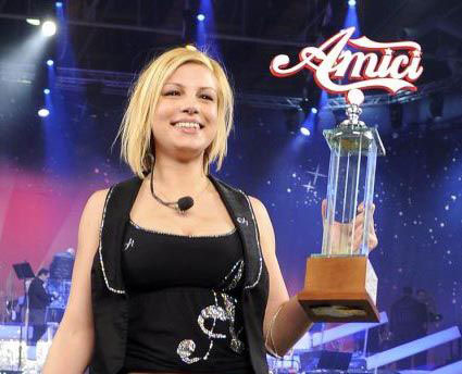 Emma: "Ho avuto un tumore. Lo sapeva solo la De Filippi" - emmagioiaF3 - Gay.it Archivio