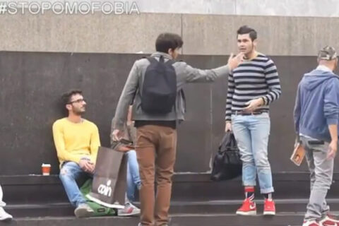 In quanti fermerebbero un'aggressione omofoba? Guardate questo video - esperimento aggressioni - Gay.it Archivio