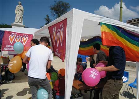 Famiglie Arcobaleno da Ikea con un banchetto informativo - famiglie arcobaleno ikeaF2 - Gay.it Archivio