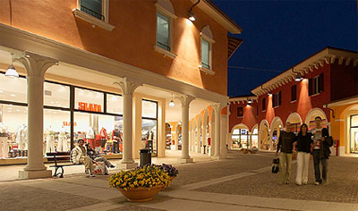 Cerca il quadrifoglio negli Outlet Fashion District! - faschiondistrictF2 - Gay.it Archivio