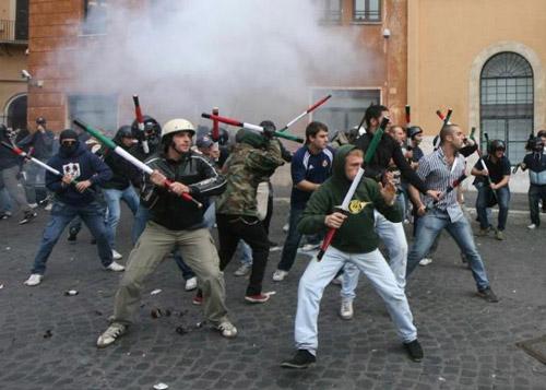 Aggressione a Roma contro coppia gay: "tanto morirete di Aids" - fasci roma - Gay.it Archivio