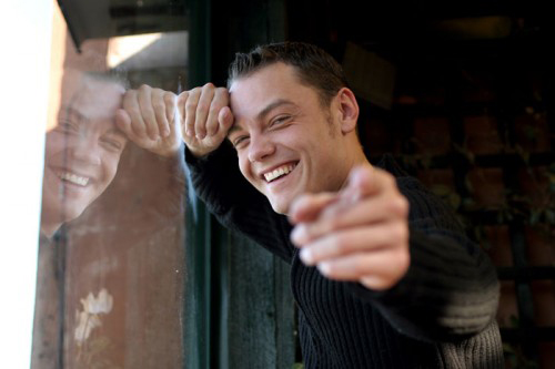 Malore per Tiziano Ferro. Il cantante ricoverato a Madrid - ferromaloreF1 - Gay.it Archivio