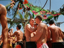 Mamma mia: troppi gay a quella festa gay - festagayBASE - Gay.it Archivio