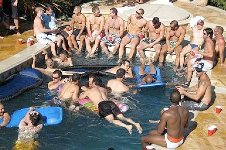 Mamma mia: troppi gay a quella festa gay - festagayF1 - Gay.it Archivio