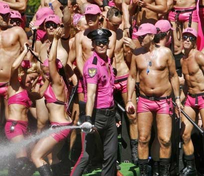 Mamma mia: troppi gay a quella festa gay - festagayF3 - Gay.it Archivio