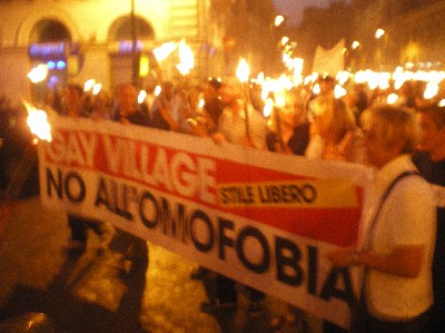 30,000 fiaccole per dire stop ad ogni forma di razzismo - fiaccolataromacolosseo2009paa - Gay.it Archivio
