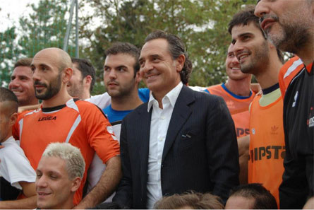 Il C.T. della Nazionare Prandelli con la squadra Revolution Soccer Team alla II Finocchiona Cup