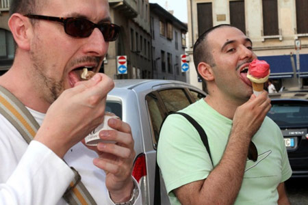 Flash mob gay: baci e gelati contro il no del comune - flashmob trevisoF1 - Gay.it Archivio