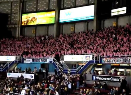 Tutti in rosa allo stadio per il flash mob anti-bullsimo - flaskmobbullismoBASE - Gay.it Archivio
