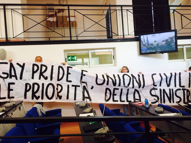Un altro municipio romano dice sì al Registro delle Unioni Civili - fn occupa municipio1 - Gay.it Archivio