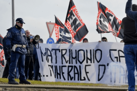 Milano: FN in piazza contro "il gender". Pd: "Il questore lo vieti" - fn presidio 1 - Gay.it Archivio